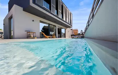 Bazen u objektu Pet Friendly Home In Vodice With Sauna ili u blizini