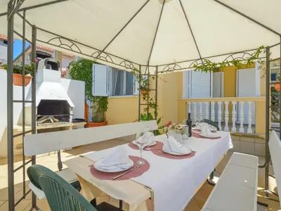 Restoran ili neka druga zalogajnica u objektu Holiday Home Valdor by Interhome