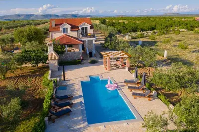 Bazen u objektu Villa Storia ili u blizini