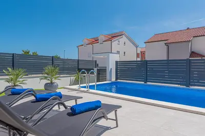 Bazen u objektu Villa Katarina Vodice ili u blizini