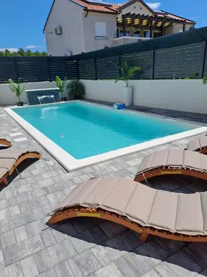 Bazen u objektu Apartment Titania ili u blizini