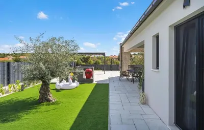 Vrt u objektu Stunning Home In Sibenik With Kitchen