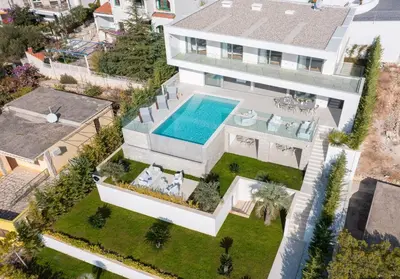 Bazen u objektu Amazing Seafront Croatian Villa 5 Bedrooms Villa Primosten Pearl ili u blizini
