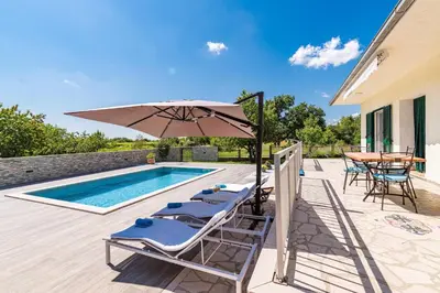 Bazen u objektu Rural Holiday Home Endi ili u blizini