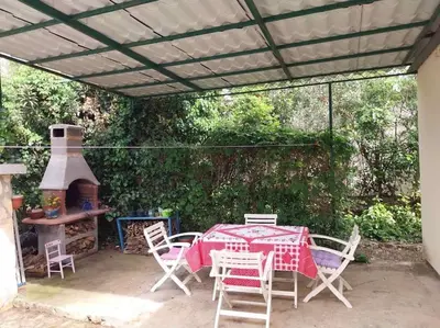 Vrt u objektu Whole house Ariela, 20m to the beach, has a barbecue, 2 terraces