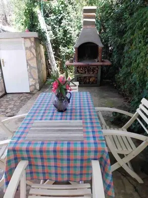 Vrt u objektu Whole house Ariela, 20m to the beach, has a barbecue, 2 terraces