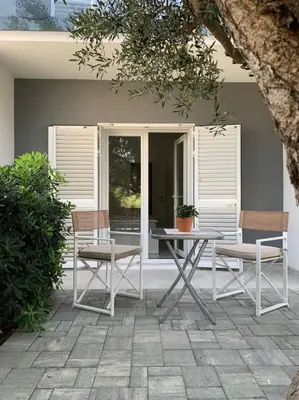 Popločani dio dvorišta ili vanjski dio objekta Olive Garden Studio