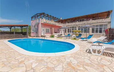 Bazen u objektu Nice Home In Konjevrate With Wifi ili u blizini