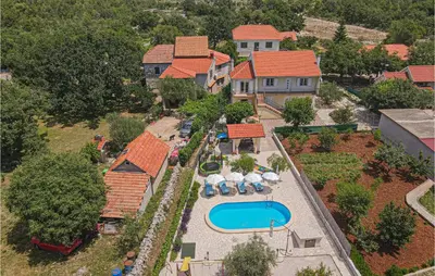 Bazen u objektu Holiday Home - Sibenik-Dubrava ili u blizini
