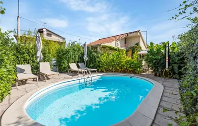 Bazen u objektu Nice Apartment In Brodarica With Wifi ili u blizini