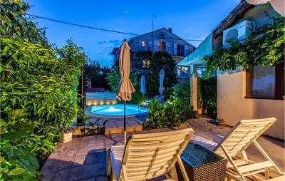 Bazen u objektu Nice Apartment In Brodarica With Wifi ili u blizini