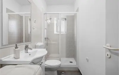 Kupaonica u objektu Nice Apartment In Brodarica With Wifi