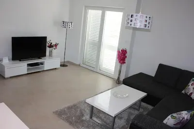 TV i/ili zabavni centar u objektu House of 98 m² with three bedrooms, two bathrooms