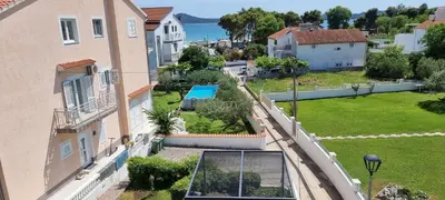 Bazen u objektu Apartmani Leana ili u blizini