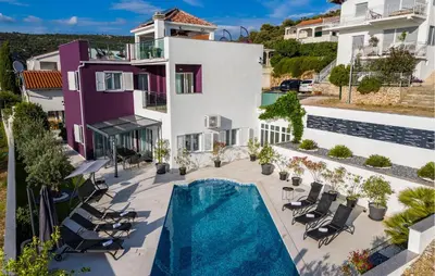 Bazen u objektu Villa Carré Violet ili u blizini