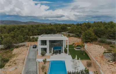 Bazen u objektu Villa Maris ili u blizini