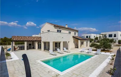 Bazen u objektu Villa Stina Murter ili u blizini
