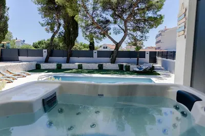 Bazen u objektu House PARK Vodice ili u blizini