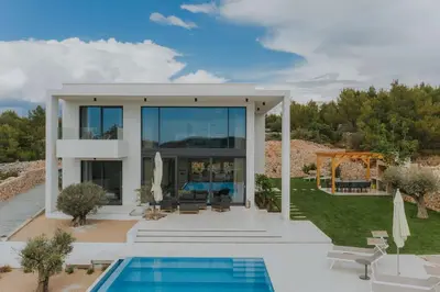 Bazen u objektu Villa Maris - Luxury Villa with Pool ili u blizini