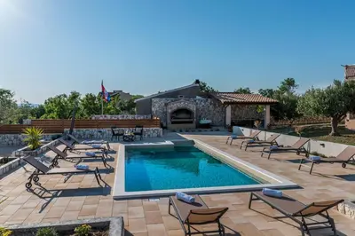 Bazen u objektu Apartments Vesna ili u blizini