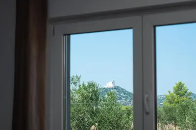 Pogled na planine ili pogled na planine iz vikendica