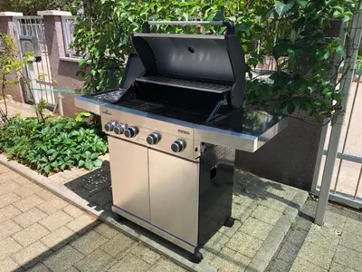 Oprema za roštilj dostupna gostima apartmana