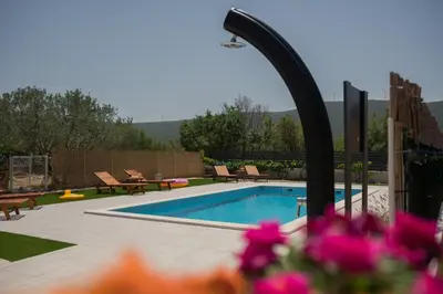 Bazen u objektu Apartments Brkić, Lozovac Krka NP with Pool ili u blizini
