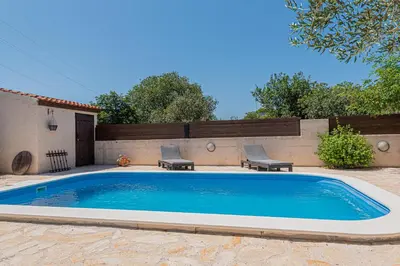 Bazen u objektu Villa Marina ili u blizini