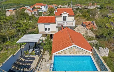 Bazen u objektu 4 Bedroom Stunning Home In Skradin ili u blizini