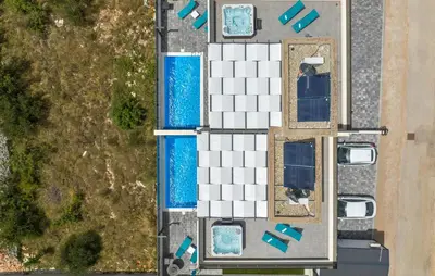 Bazen u objektu Beach Front Home In Srima ili u blizini