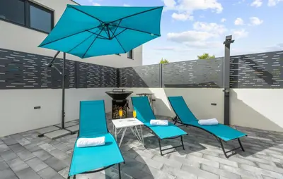 Popločani dio dvorišta ili vanjski dio objekta Beach Front Home In Srima