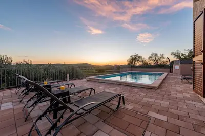 Bazen u objektu Villa Paula ZadarVillas ili u blizini