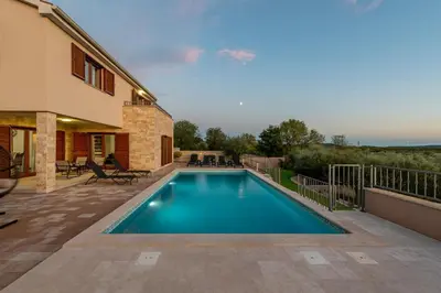 Bazen u objektu Villa Paula ZadarVillas ili u blizini