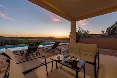 Bazen u objektu Villa Paula ZadarVillas ili u blizini