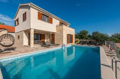 Bazen u objektu Villa Paula ZadarVillas ili u blizini