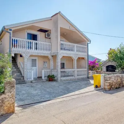 Apartments with parking space Jezera