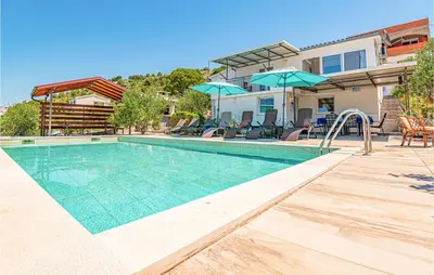 Bazen u objektu Holiday Home Zatoglav 1 ili u blizini