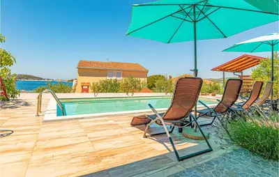 Bazen u objektu Holiday Home Zatoglav 1 ili u blizini