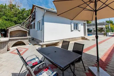 Zgrada u kojoj se nalazi vikendica