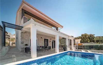 Bazen u objektu Villa Miracle ili u blizini