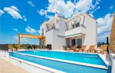 Bazen u objektu Villa Lomari ili u blizini