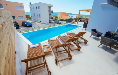 Bazen u objektu Villa Lomari ili u blizini