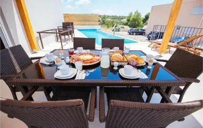 Bazen u objektu Villa Lomari ili u blizini