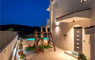 Bazen u objektu Villa Lucatoni ili u blizini