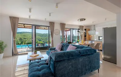 Bazen u objektu Villa Lucatoni ili u blizini
