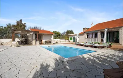 Bazen u objektu Stunning Home In Drinovci With Sauna ili u blizini