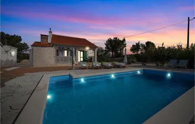 Bazen u objektu Stunning Home In Drinovci With Sauna ili u blizini