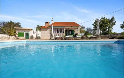 Bazen u objektu Stunning Home In Drinovci With Sauna ili u blizini
