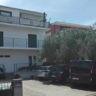Apartments with parking space Brodarica
