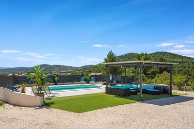 Bazen u objektu Luxury villa with a swimming pool Sibenik - 21484 ili u blizini